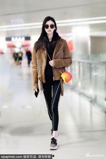 奚梦瑶机场照片,时尚穿搭尽显模特风采